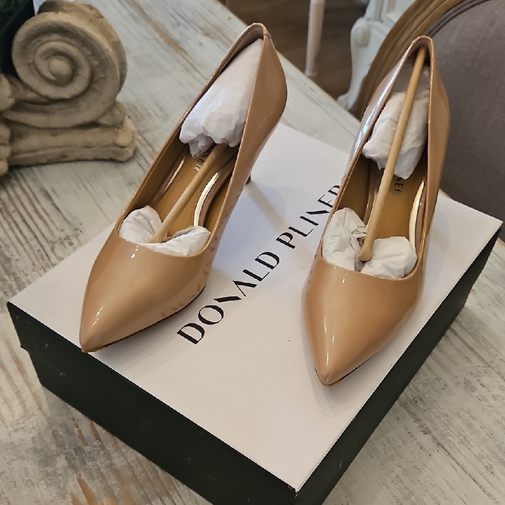 Donald J. Pliner Women's Nude Heels